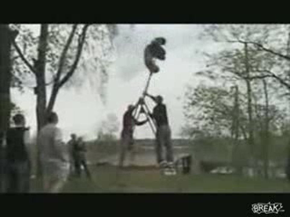 Un tour complet de balançoire et grosse chute !!