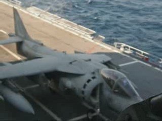 Porte avions Garibaldi, démonstration de HARRIER en vol.