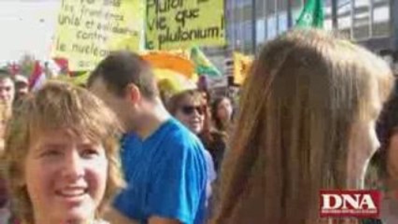 manifestation des antinucléaires devant la gare de Colmar