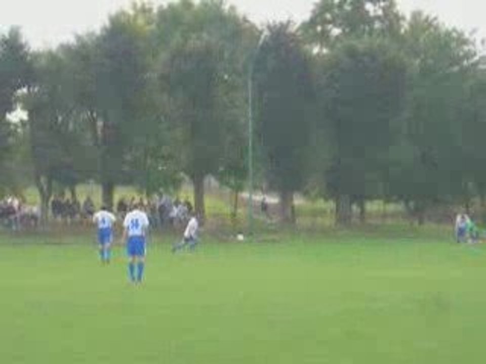 Strzał z dystansu Pawła Bednarza