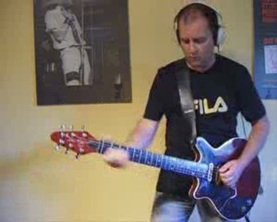 No te oigo  (I can´t hear you)