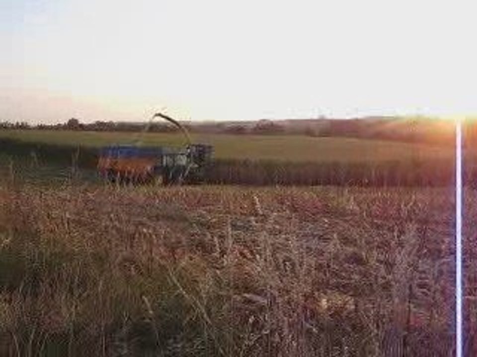 ensileuse John Deere 7730 et John Deere 6300 + remorque