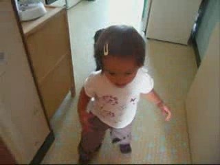 Naomy qui marche depuis le 25/09/09