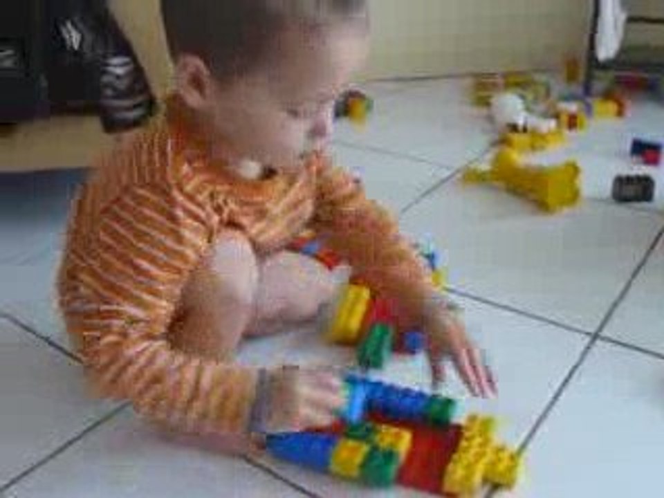 Ca marche, ça construit, ça parle, ça grandit