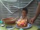 Johan WARRAND souffle les bougies de son non anniversaire