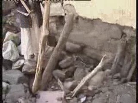 شيخ يجلس على أنقاض بيتة الذي خربة الارهابيون الحوثيون