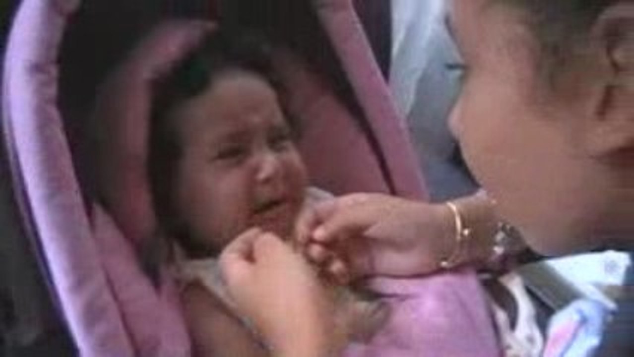 Bébé rigole pleure rigole pleure au son de la voix ! Laura