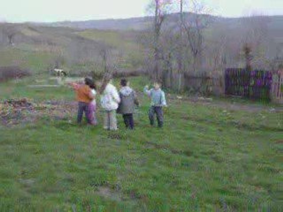 çocuklar köyde  bayramda eğleniyor