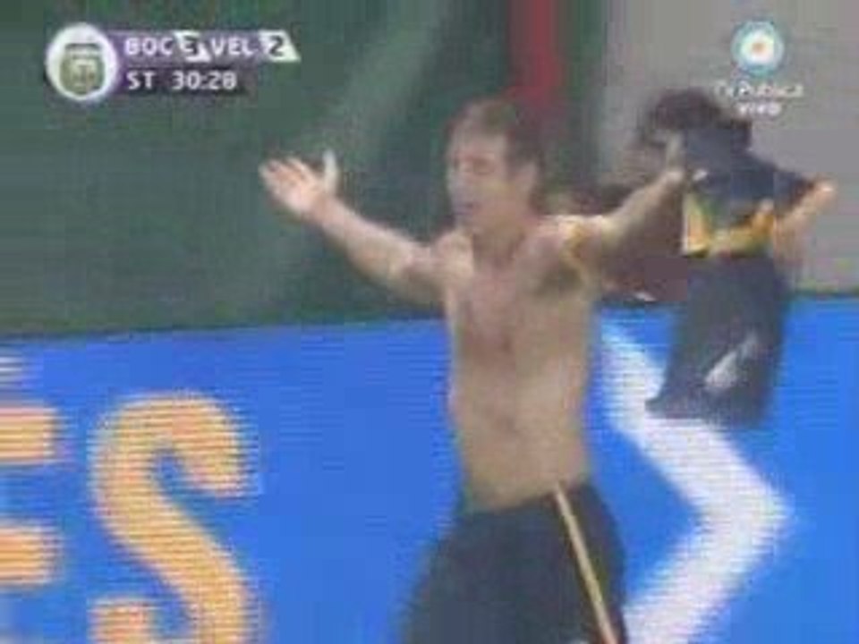 Segna di testa da centrocampo
