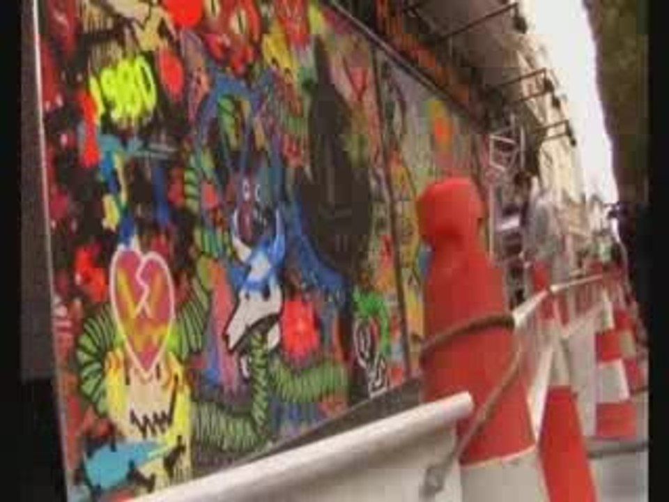 Halloween Street Art Disneyland sur les Champ-Elysees - 2009