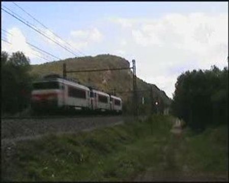 La BB 7366 remontant 2 BB 7200 sur Ambérieu près de Virieu