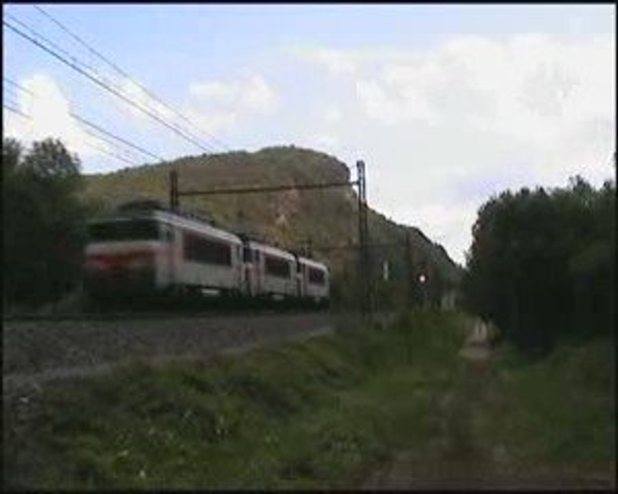 La BB 7366 remontant 2 BB 7200 sur Ambérieu près de Virieu