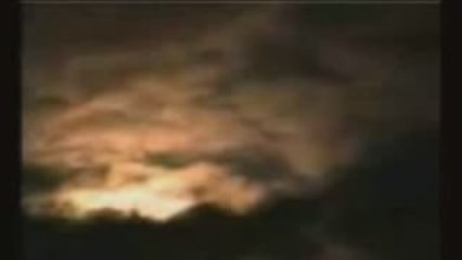 ovni dans les nuages la nuits