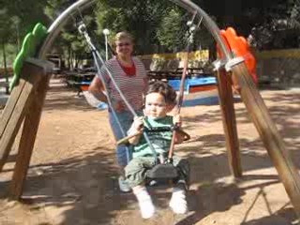 iker en el columpio