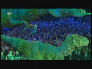 Invasion de dinosaures sur un plateau télé allemand