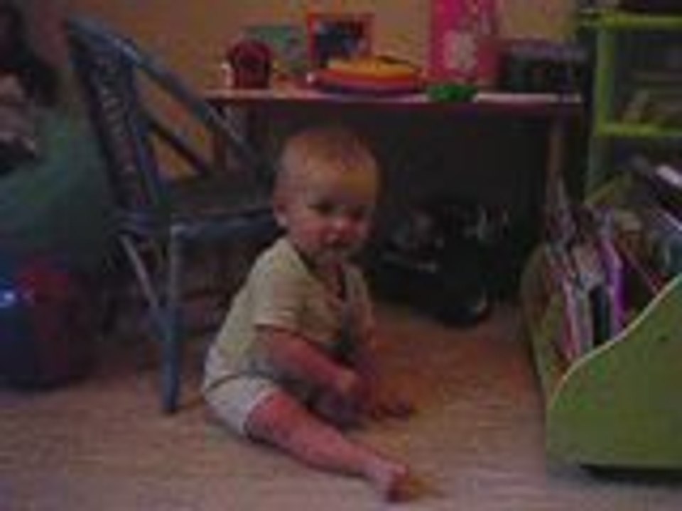 Jules évolue sur le sol