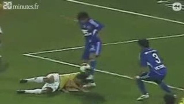 Quand un footballeur tire... dans la tête de l'adversaire