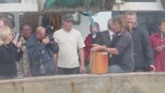 Les pêcheurs granvillais sèment des coquilles Saint-Jacques