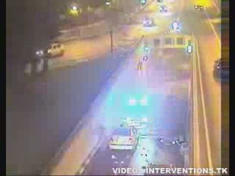 Course poursuite police contre moto à Paris.