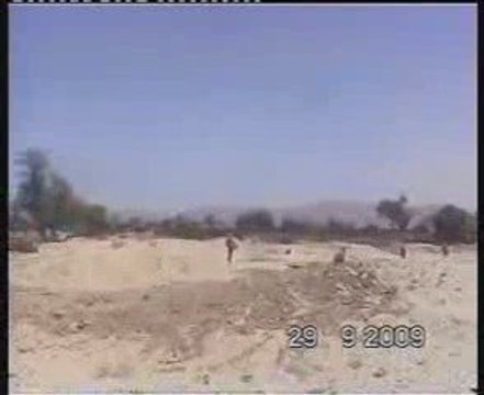 الجنود اليمنيون يطهرون إحدى المناطق من الأرهابيين الحوثيين