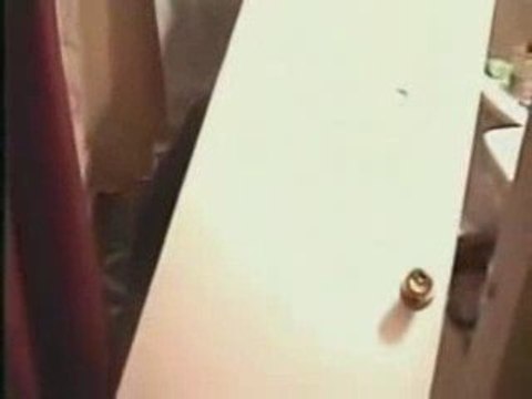 Un mec completement bourré aux toilettes !