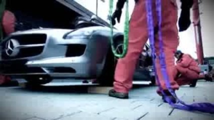 Mercedes-Benz SLS AMG gerçekten uçuyor!