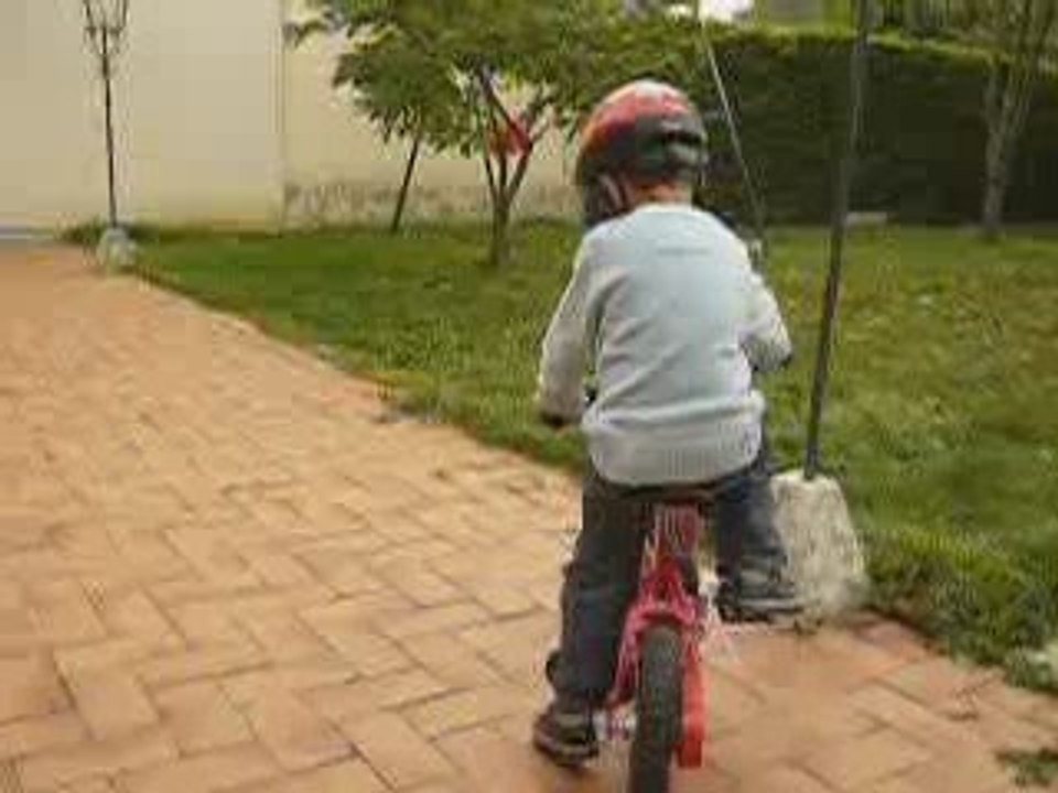hugo sait faire du velo