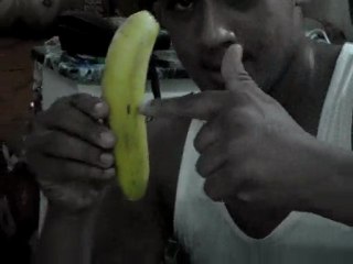 l'homme qui mange une banane