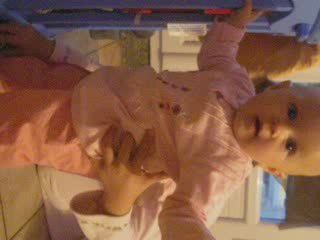 thaïs se met debout