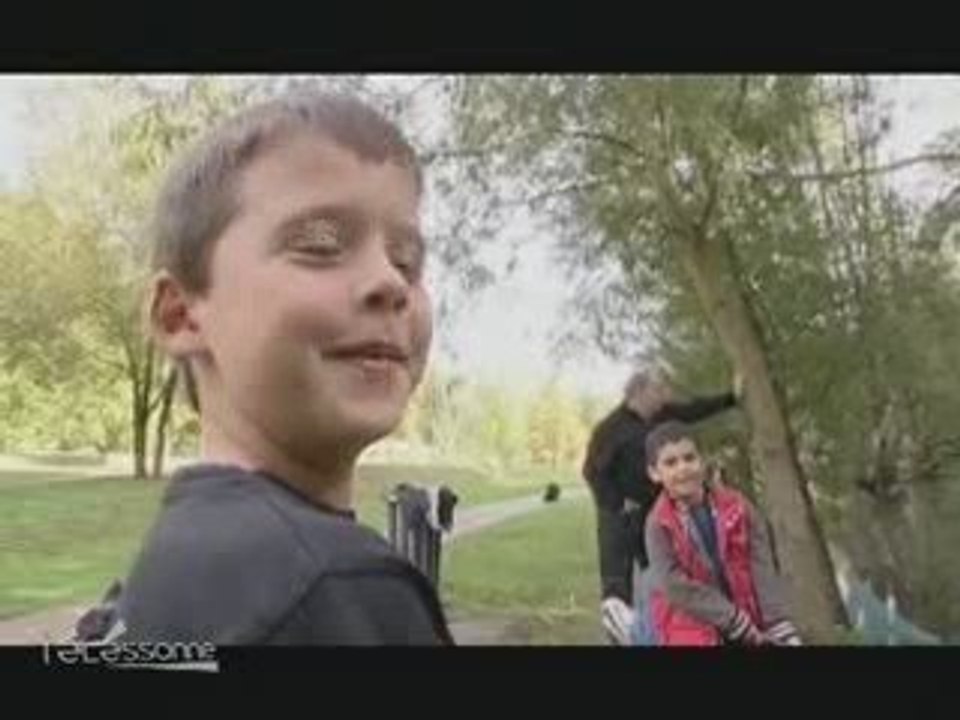 les enfants taquinent la truite à Brunoy (Essonne)