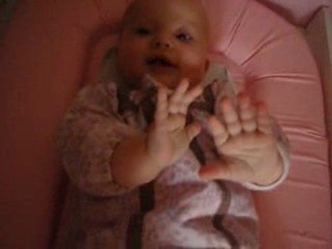 Lara fait les marionnettes