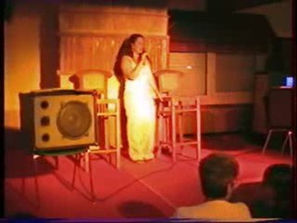 Armonie qui chante "Y'a trop d'gens qui t'aiment" de LNS