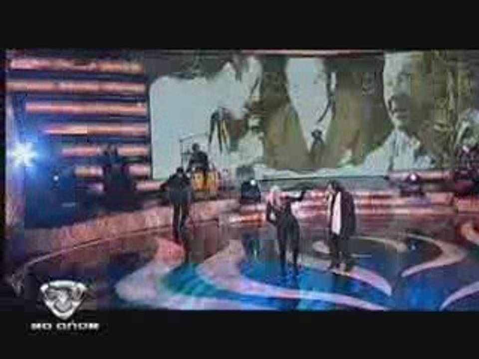 Martín Bossi como Cacho Castaña contando con Valeria Lynch