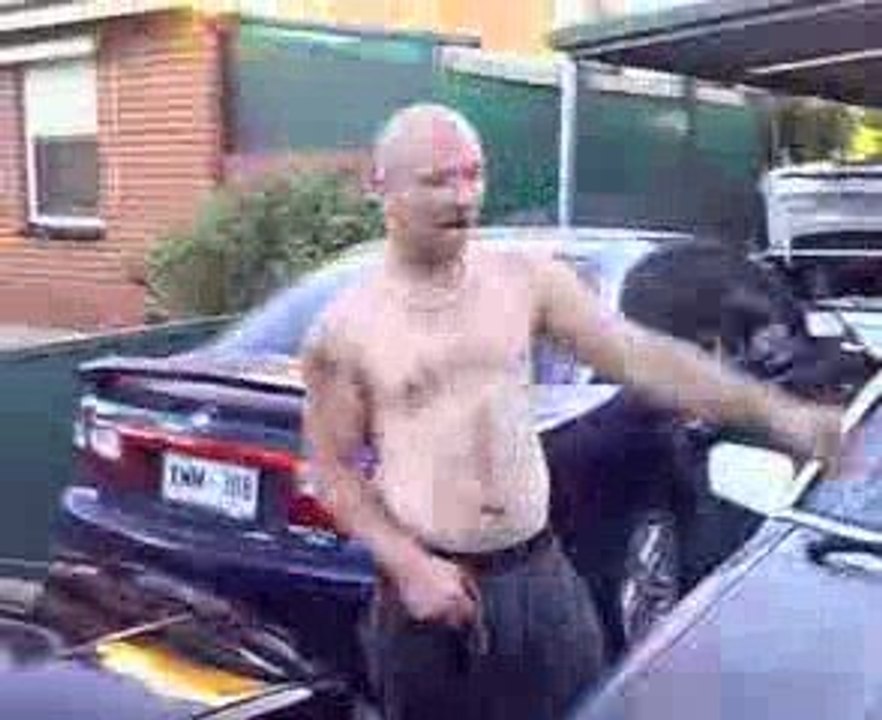 Casse pare brise avec sa tete vraimen taret le gars