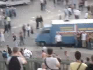 Le résultat de la mixité raciale : techno parade paris 2009