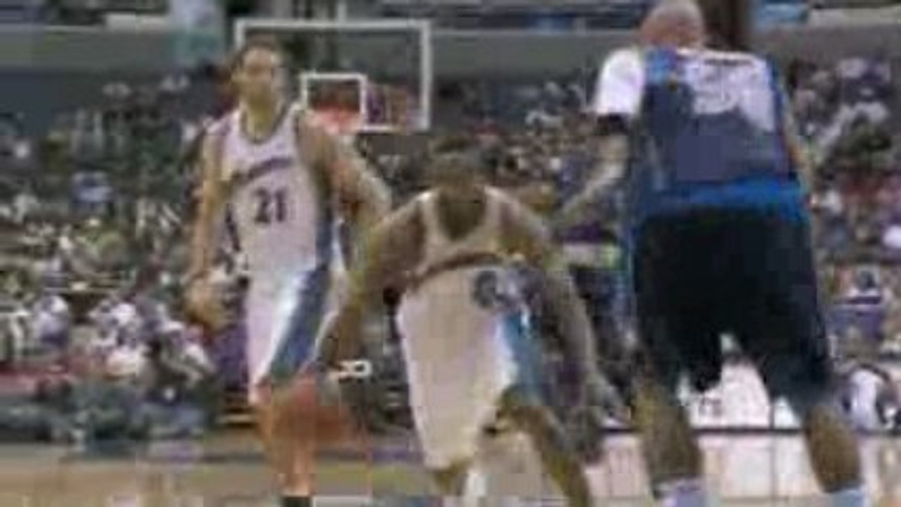 Gilbert Arenas bobs and weaves his way to the hoop.