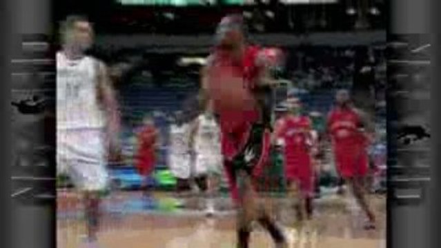 DeMar DeRozan throws this sweet alley-oop in transition.