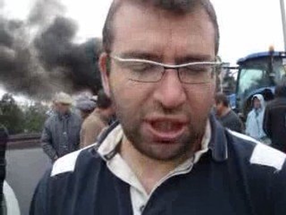 Les agriculteurs bloquent Tarbes