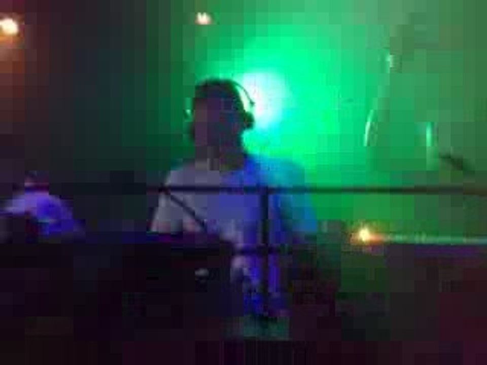 Yahn eshz @ Teknik factory