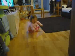 Maëly: ses 1ères fois à 4 pattes