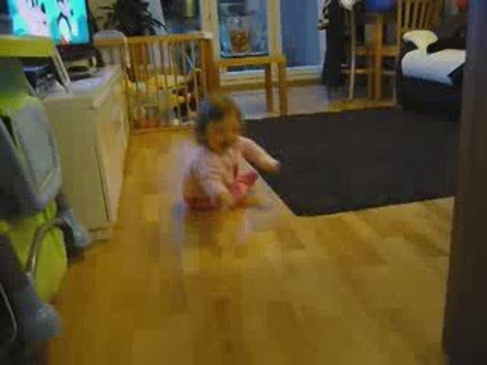 Maëly: ses 1ères fois à 4 pattes