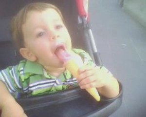 yağız dondurma yiyor