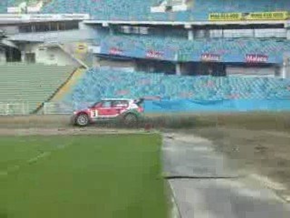 Michael Jernberg en test sur un terrain de football !