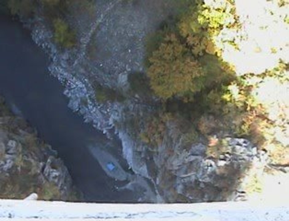 Saut en élastique - pont de ponsonnas