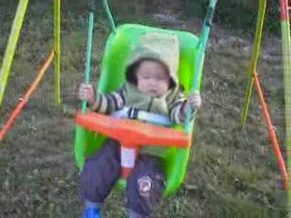 Léo sur la balançoire