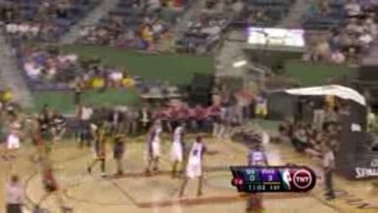 Stephen Curry knocks down a 3-pointer against Phoenix