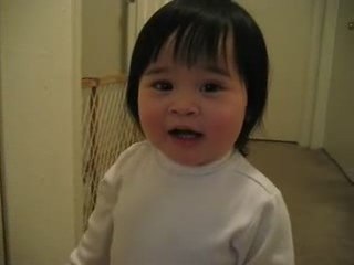 Un bébé qui ne sait pas dire FROG