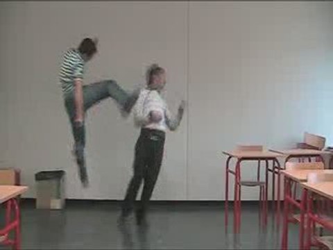 Coup de pied sauté à un tektonikeur