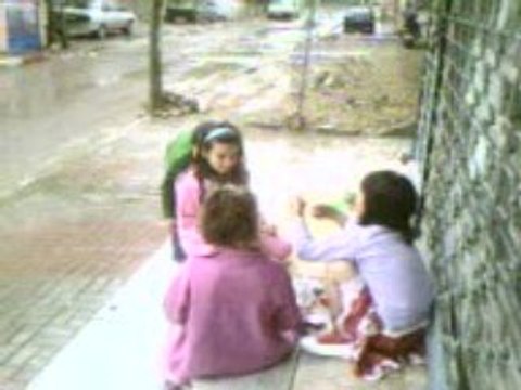 YAĞMURLU HAVADA KAFAYI YEMİŞ KIZLAR