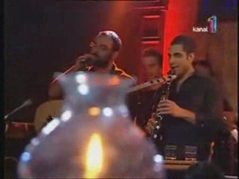 volkan konak akşam güneşi eşliğinde hikaye anlatıyor